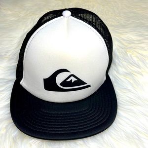 Quiksilver men’s brand new black and white trucker hat